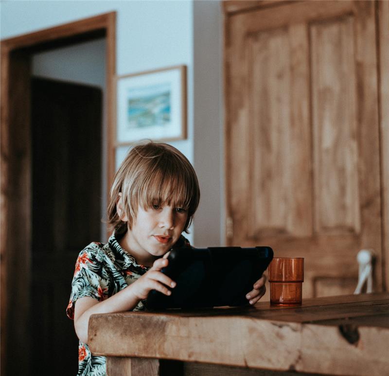 jongen zit op een tablet