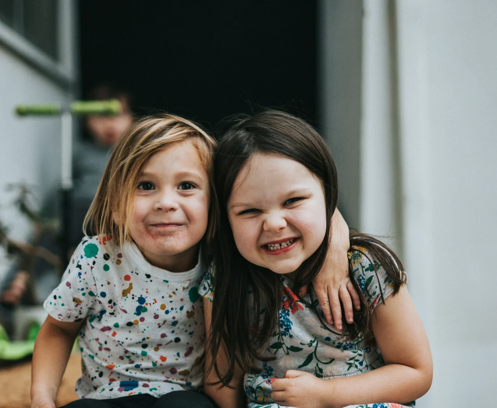 twee kinderen lachen